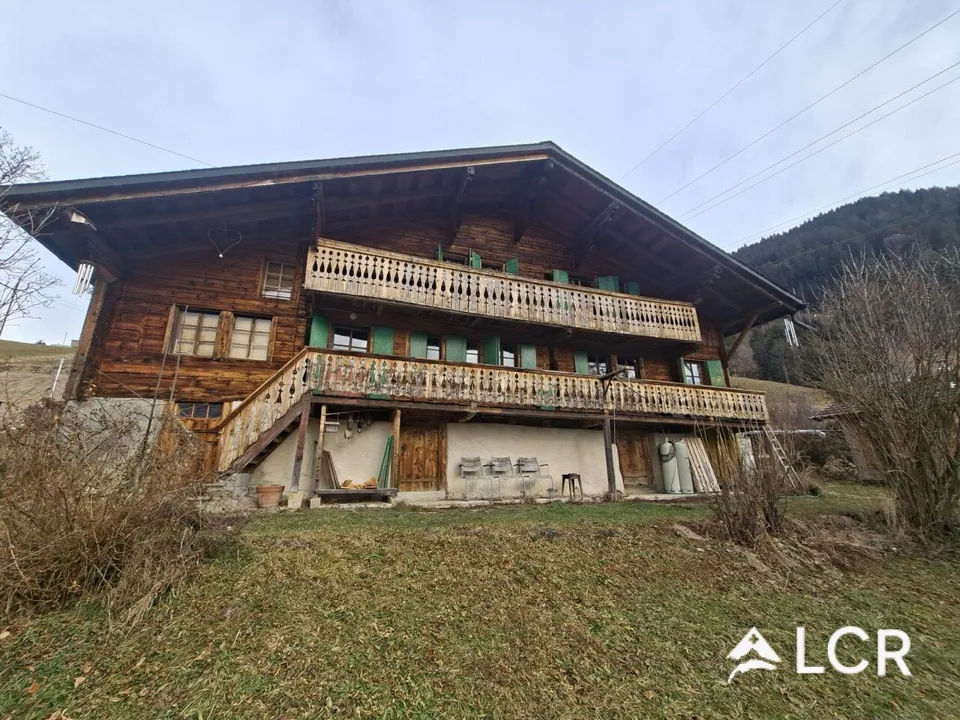 Bello e grande chalet individuale di 200m2 con terreno di 800m2 e suo studio annesso