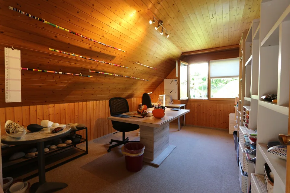 Una casa di 5,5 locali accogliente con stanza hobby, garage e ambiente idillico – foto 9 di 14