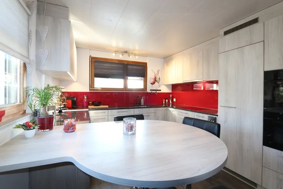 Una casa di 5,5 locali accogliente con stanza hobby, garage e ambiente idillico – foto 6 di 14