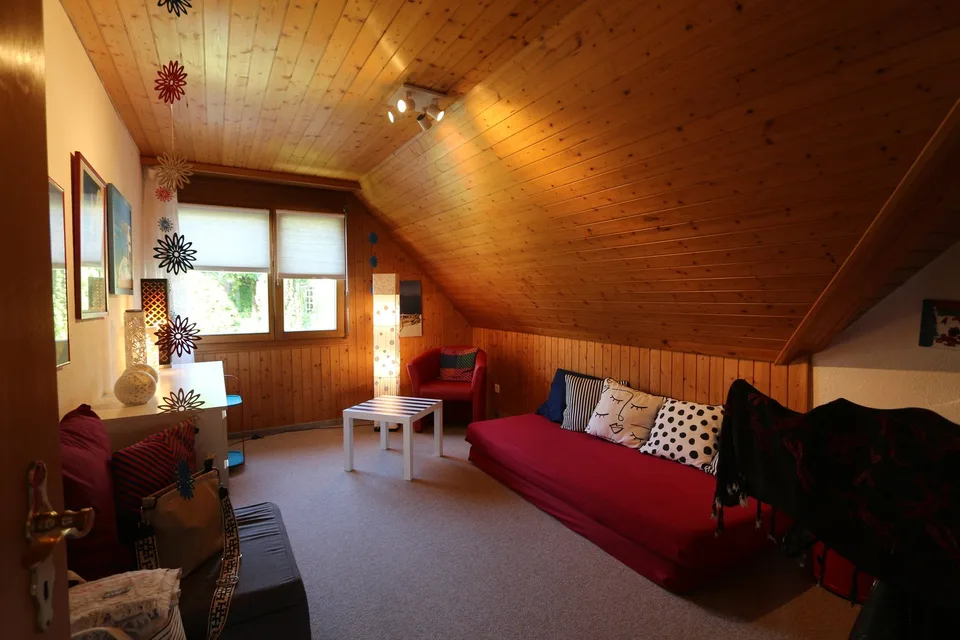 Una casa di 5,5 locali accogliente con stanza hobby, garage e ambiente idillico – foto 10 di 14
