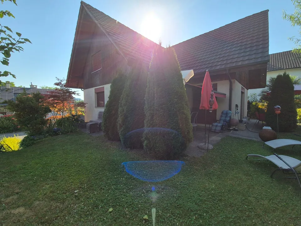 Ein freundliches 5.5-Zimmer-Haus mit Hobbyraum, Garage und idyllischer Umgebung