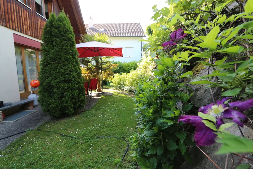 Ein freundliches 5.5-Zimmer-Haus mit Hobbyraum, Garage und idyllischer Umgebung