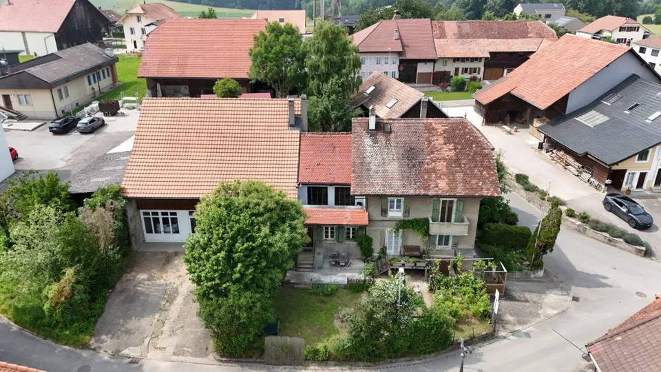 Ein 820 m² großes Bauernhaus mit 3 Wohnungen und 2 teilweise renovierten Scheunen, 8 km von Avenches und 25 km von Neuchâtel und Fribourg entfernt.
