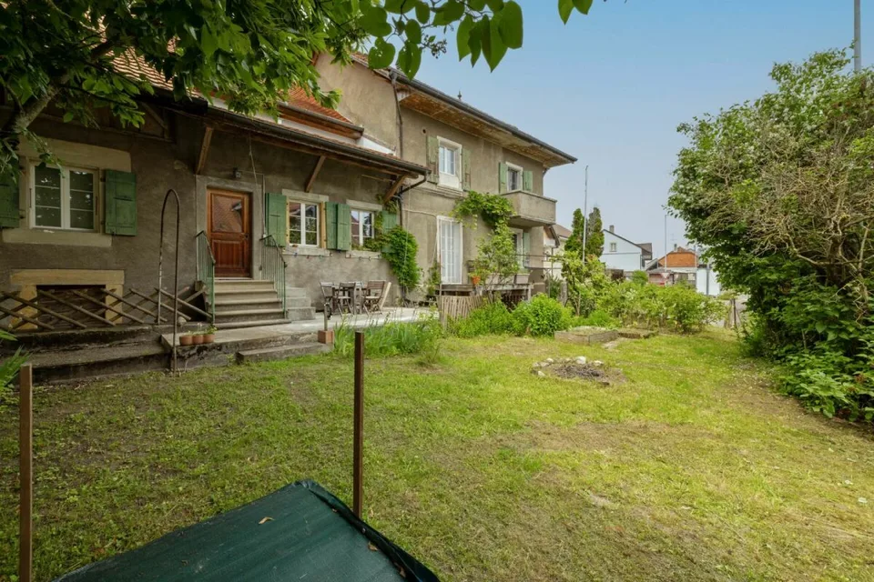 Corps de ferme de 820 m² comprenant 3 appartements et 2 granges partiellement rénovées, à 8 km d'Avenches et à 25 km de Neuchâtel et Fribourg.