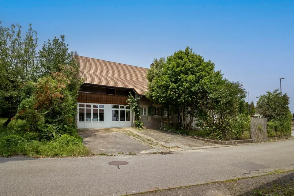 Ein 820 m² großes Bauernhaus mit 3 Wohnungen und 2 teilweise renovierten Scheunen, 8 km von Avenches und 25 km von Neuchâtel und Fribourg entfernt.