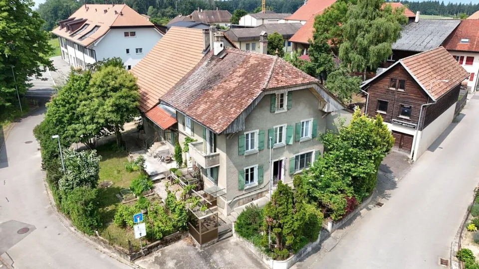 Ein 820 m² großes Bauernhaus mit 3 Wohnungen und 2 teilweise renovierten Scheunen, 8 km von Avenches und 25 km von Neuchâtel und Fribourg entfernt.