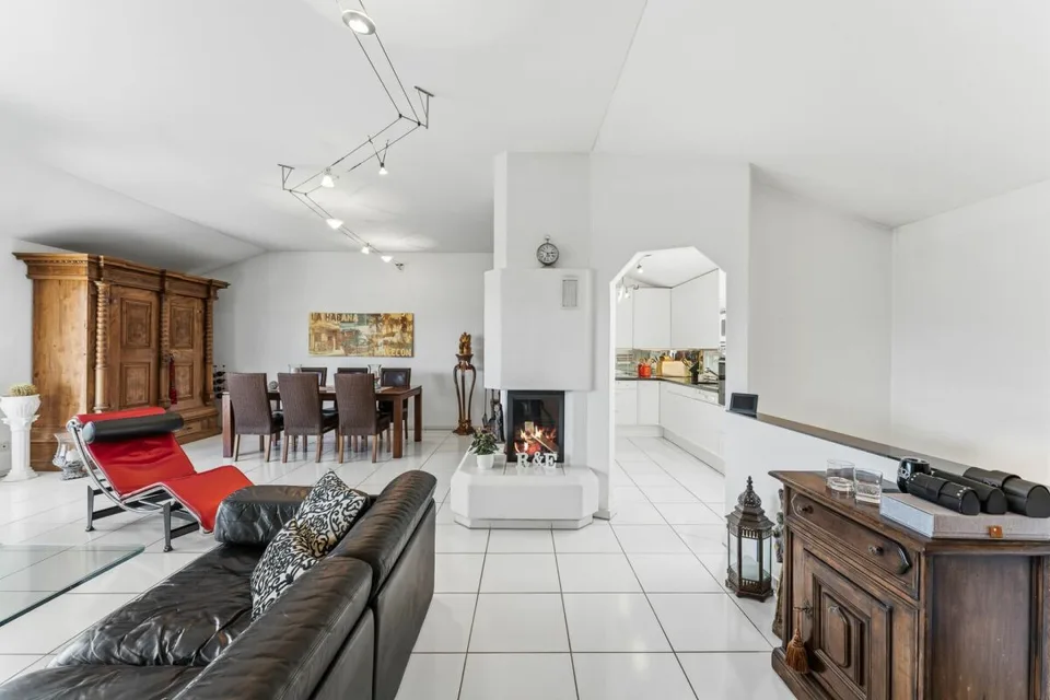 Trône au-dessus des toits de Kriens au Sonnenberg - Appartement-maisonnette en attique de 4,5 pièces avec terrasse