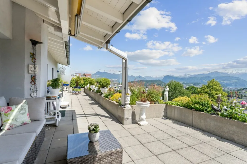 Thronen über den Dächern von Kriens am Sonnenberg - 4.5-Zimmer-Attika-Maisonette-Terrassenwohnung