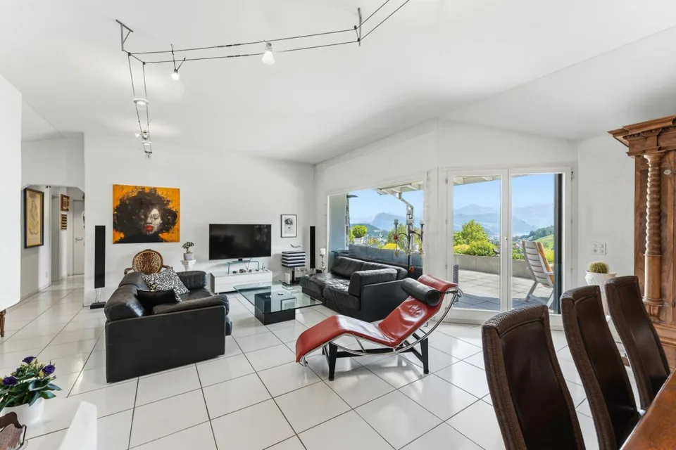 Trône au-dessus des toits de Kriens au Sonnenberg - Appartement-maisonnette en attique de 4,5 pièces avec terrasse