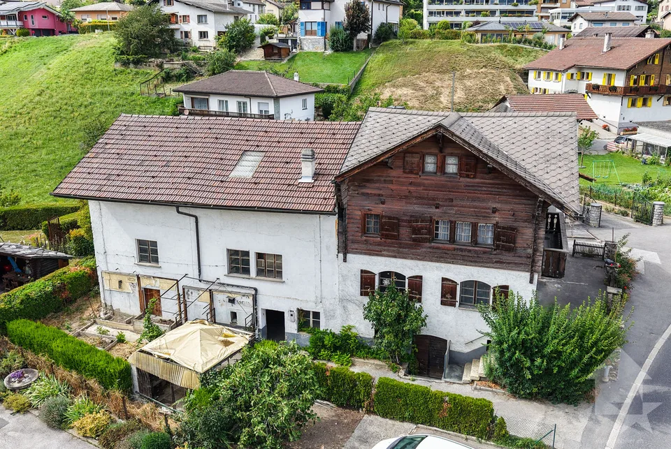 Haus im Dorf mit anliegender Scheune und Garagen