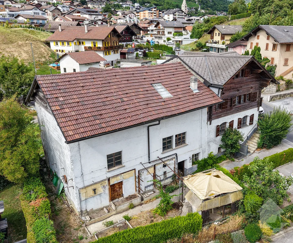 Haus im Dorf mit anliegender Scheune und Garagen