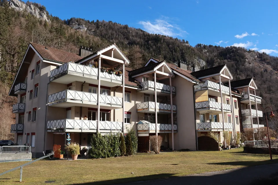 Attraktive Wohnung mit Terrasse und Einstellhallenplatz in Meiringen!