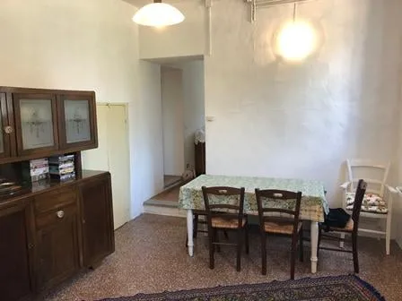 Casa di villaggio romantica con giardino bello in posizione tranquilla e soleggiata nel centro del paese