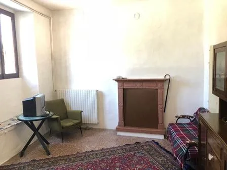 Casa di villaggio romantica con giardino bello in posizione tranquilla e soleggiata nel centro del paese