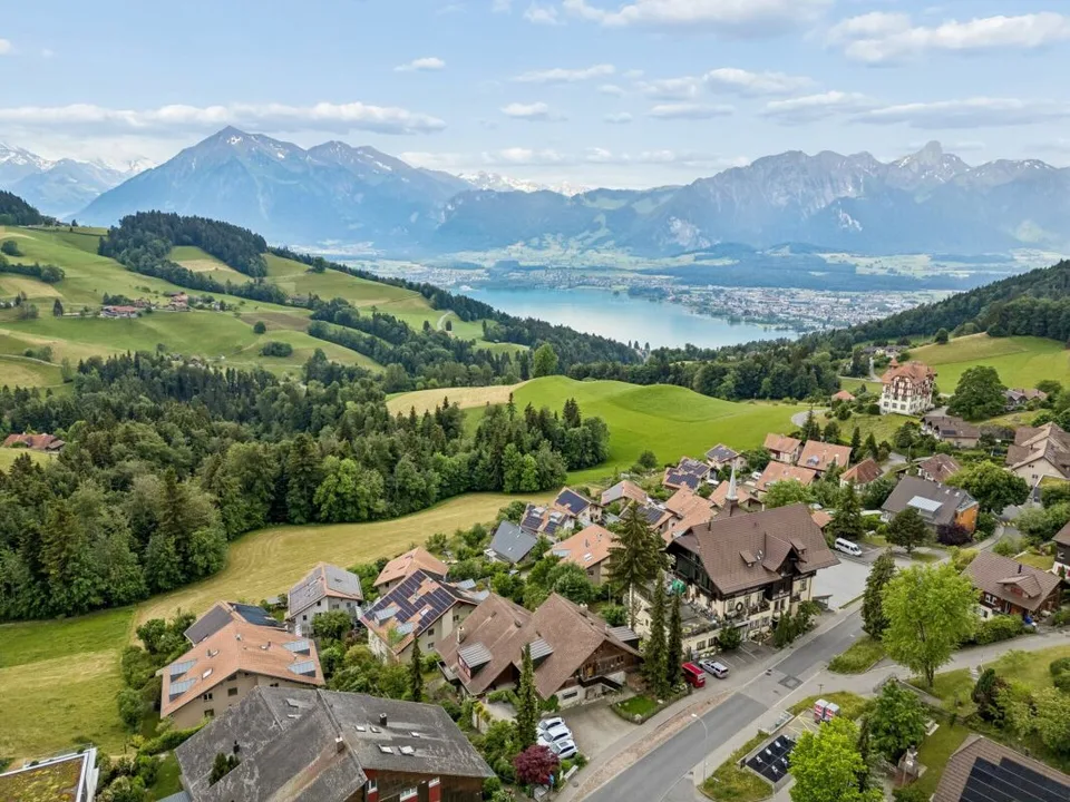 Appartamento mansardato ristrutturato con vista panoramica in una zona residenziale preferita a Goldiwil