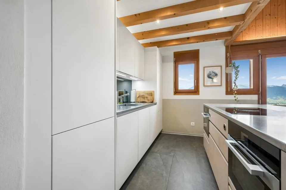 Appartamento mansardato ristrutturato con vista panoramica in una zona residenziale preferita a Goldiwil