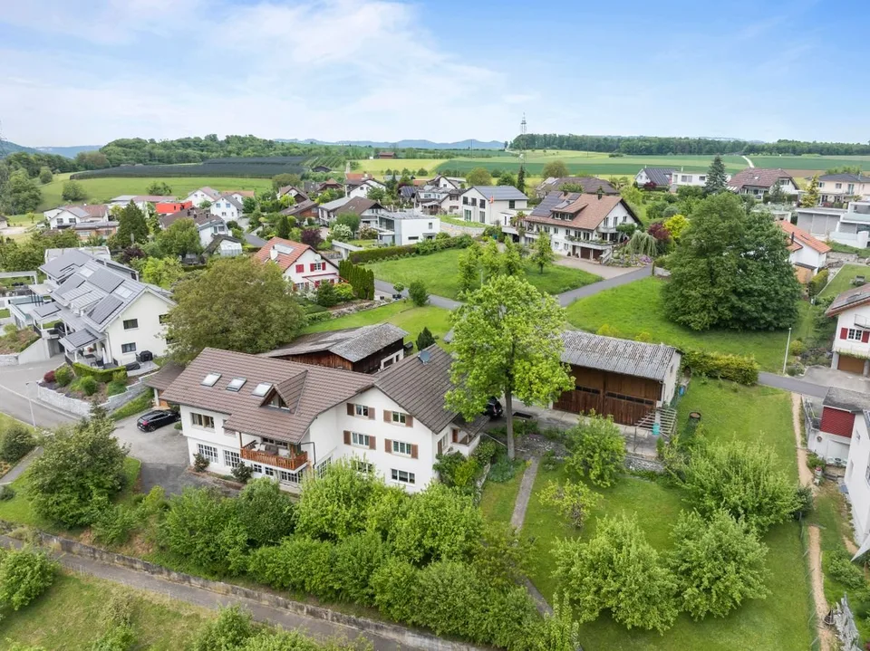 Geräumiges Familienhaus mit zwei zugebauten Wohnungen, diversen Hobby-, Einstell- und Lagermöglichkeiten inkl. Baulandparzelle