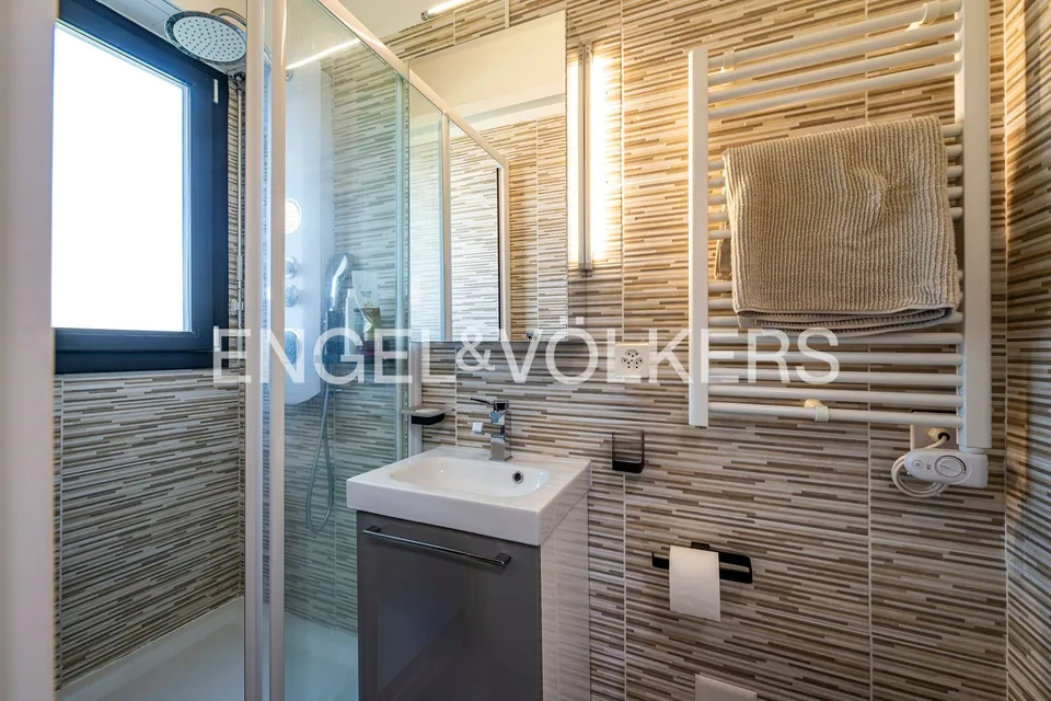 Attico con piscina esterna (62a) – foto 11 di 13