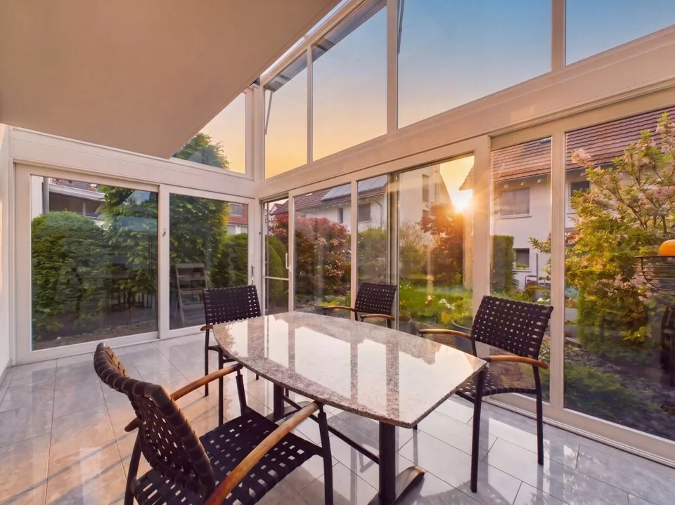 Wo Wohnqualität zuhause ist - Familienhaus mit Wintergarten und Solaranlage