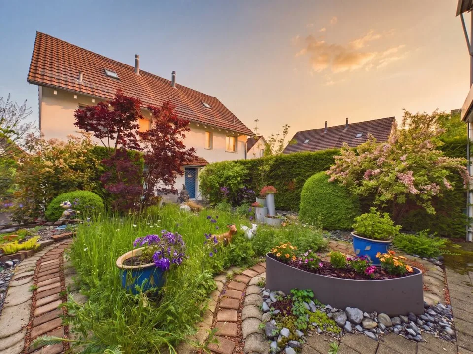 Wo Wohnqualität zuhause ist - Familienhaus mit Wintergarten und Solaranlage