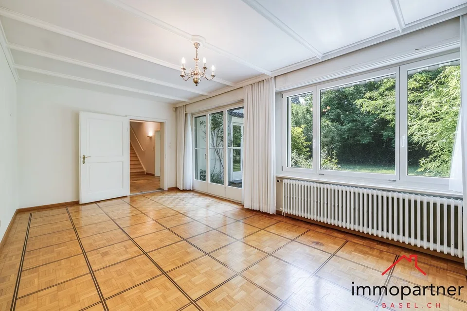 Villa mit Traumgarten und Entwicklungspotenzial in Binningen