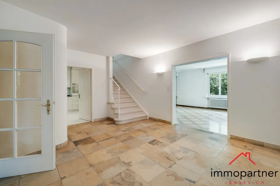 Villa mit Traumgarten und Entwicklungspotenzial in Binningen