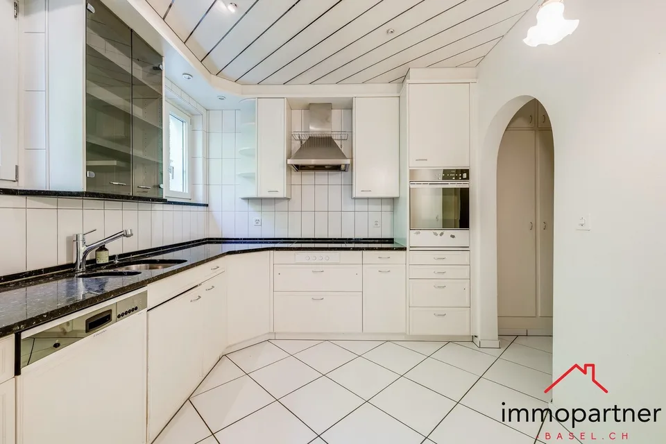 Villa mit Traumgarten und Entwicklungspotenzial in Binningen