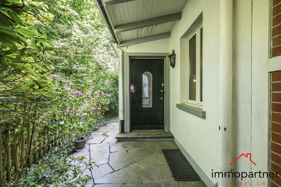 Villa mit Traumgarten und Entwicklungspotenzial in Binningen