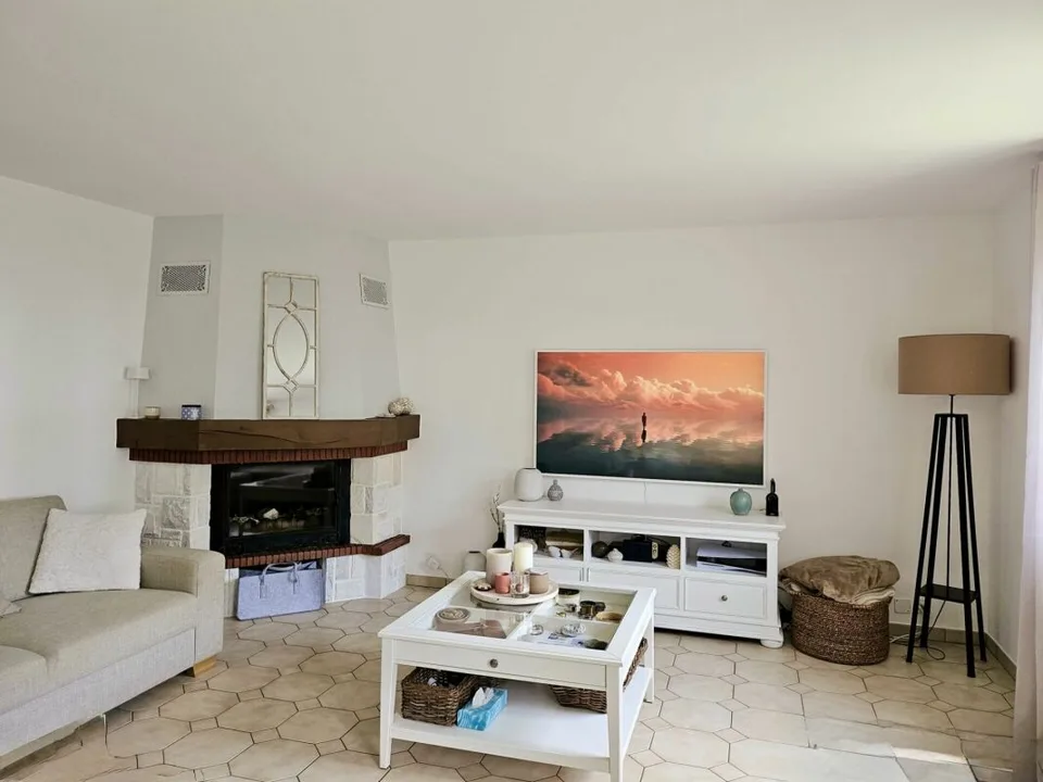 Villa individuale luminosa con ampi spazi e studio indipendente