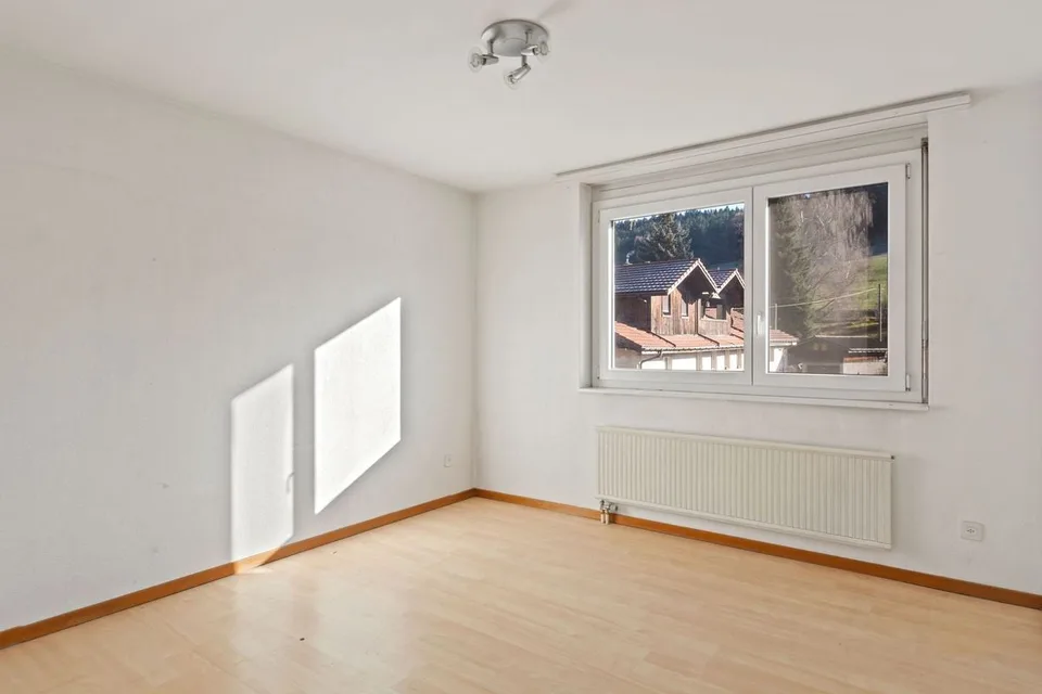 Charmante und geräumige 4.5-Zimmer-Eigentumswohnung mit Balkon, Gemeinschaftsgarten und 3 Parkplätzen