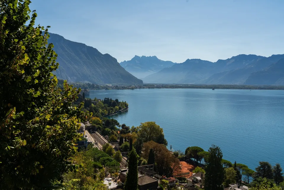 VILLA MIT 3 WOHNUNGEN - UNVERGLEICHLICHER SEEBLICK - SELTENES OBJEKT - EXKLUSIVITÄT