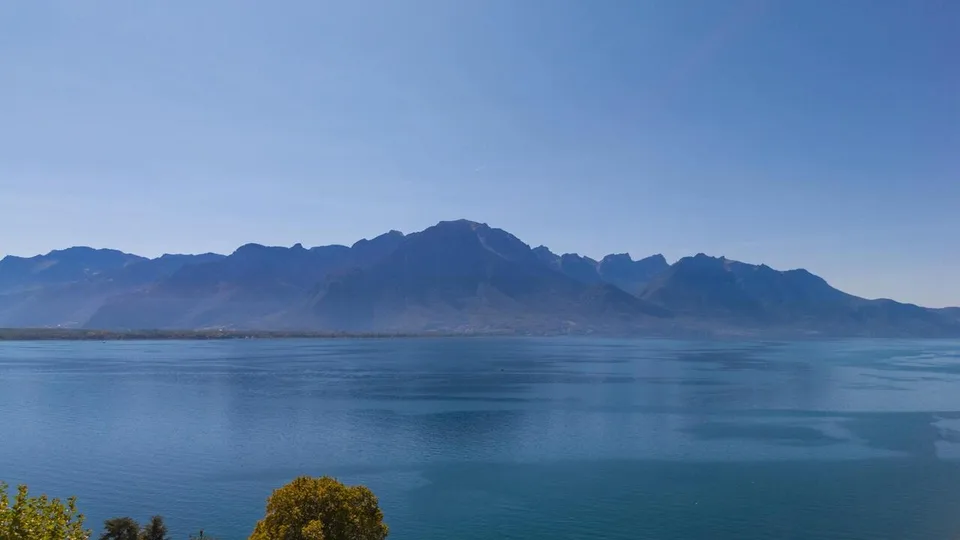 VILLA DE 3 APPARTEMENTS - VUE LAC IMPRENABLE - BIEN RARE - EXCLUSIVITÉ