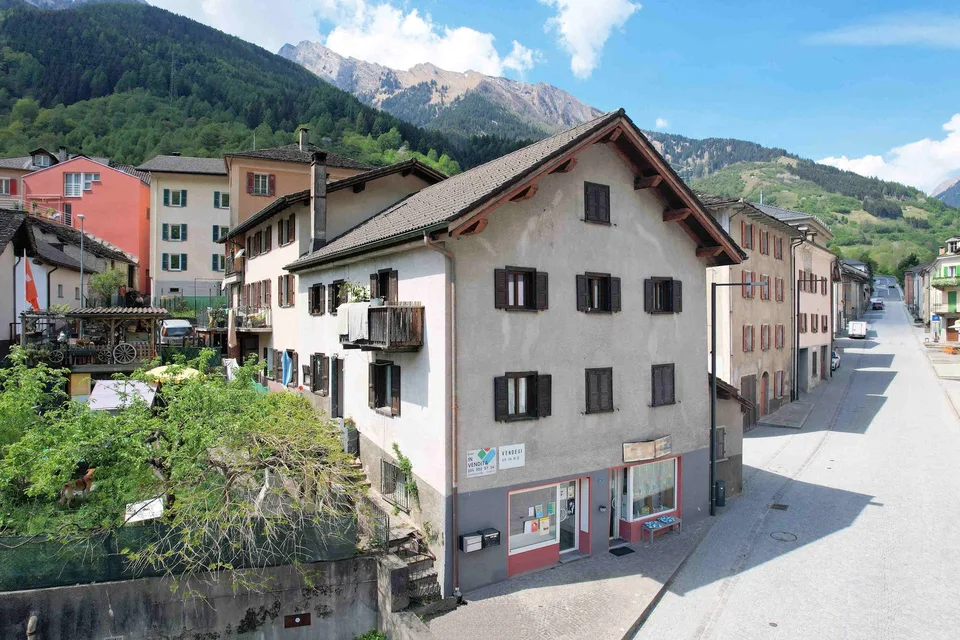 Grande casa in stile alpino in posizione comoda e strategica