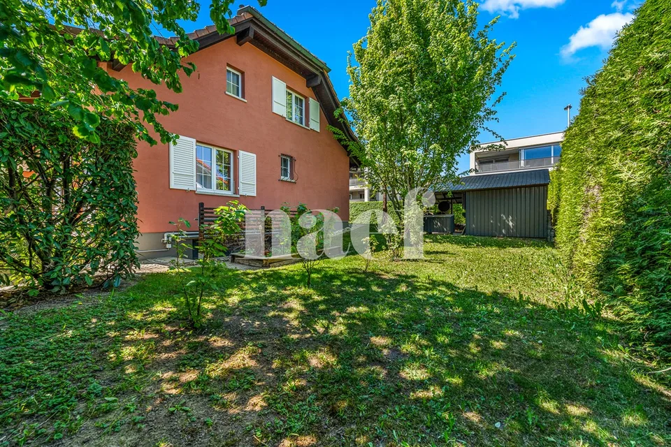 Einfamilienhaus mit 5.5 Zimmern und Swimmingpool zur Verkauf in Neyruz