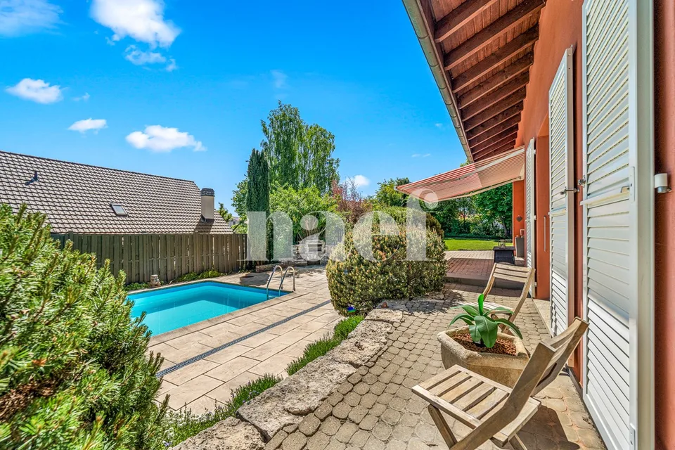 Einfamilienhaus mit 5.5 Zimmern und Swimmingpool zur Verkauf in Neyruz