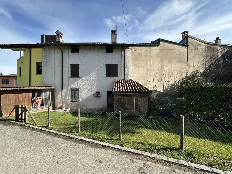 Intéressant complexe d'habitation à rénover avec cour privée et petit jardin