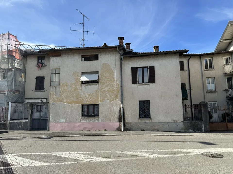 Intéressant complexe d'habitation à rénover avec cour privée et petit jardin