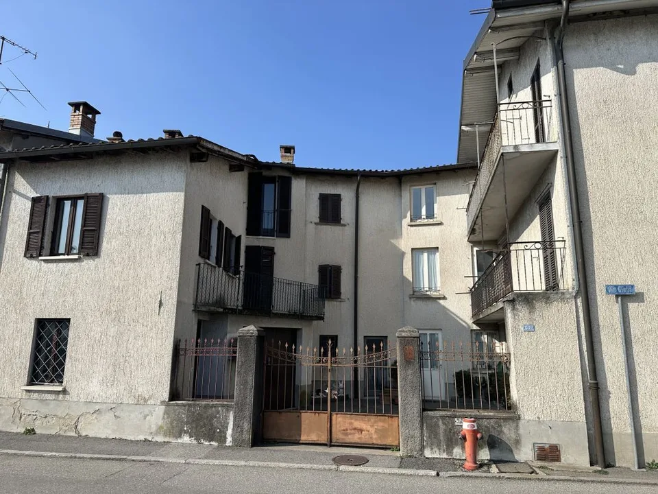 Intéressant complexe d'habitation à rénover avec cour privée et petit jardin