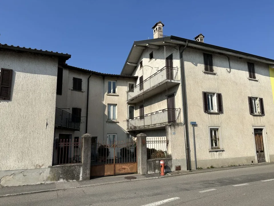 Intéressant complexe d'habitation à rénover avec cour privée et petit jardin
