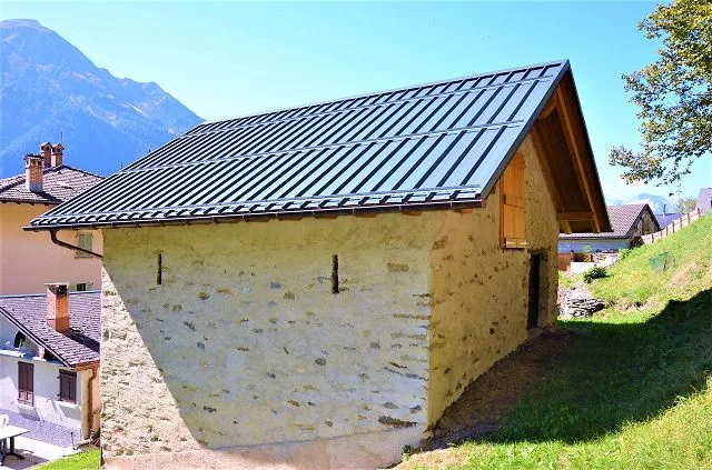 Teilweise renoviertes Rustico mit Baugenehmigung und Grundstück