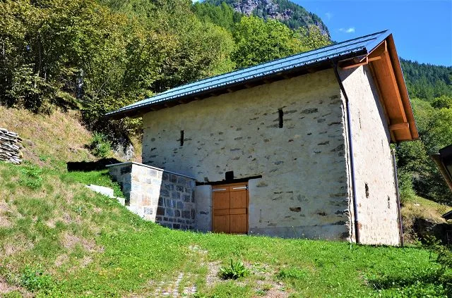Teilweise renoviertes Rustico mit Baugenehmigung und Grundstück