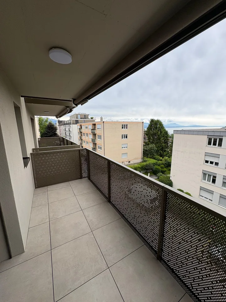 Helles und modernes Studio mit Seeblick