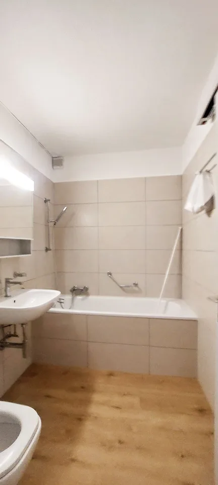 Appartamento di 2,5 locali recentemente ristrutturato con ampio balcone in affitto ad Ascona.