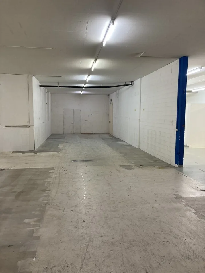 Suchen Sie einen geräumigen Raum zwei Schritte vom Stadtzentrum entfernt? – Foto 9 von 12
