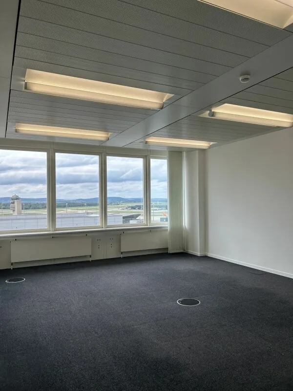 Prime Center 1 - Büroblock mit Aussicht auf das Fluggeschehen
