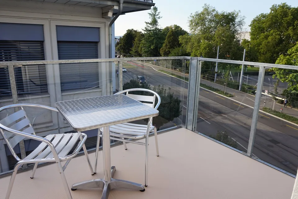 Grosszügiges möbliertes 2 Zimmer-Apartment mit Balkon in Zürich-Altstetten – foto 13 di 14