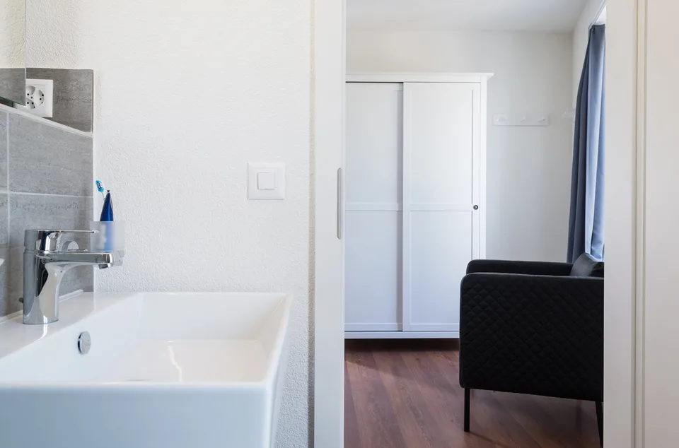 Grosszügiges möbliertes 2 Zimmer-Apartment mit Balkon in Zürich-Altstetten – foto 12 di 14