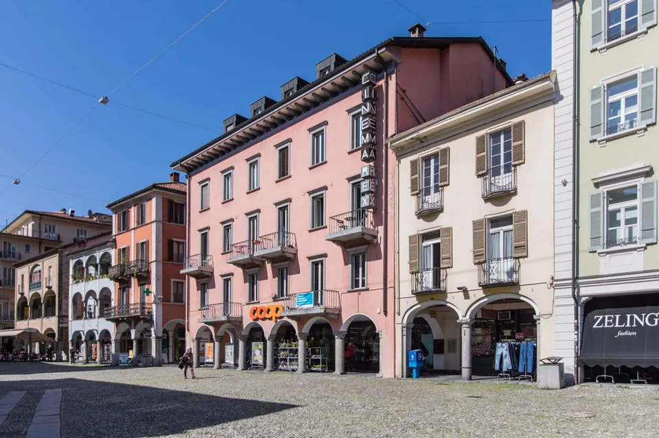 Parcheggio all'aperto vicino alla Piazza Grande