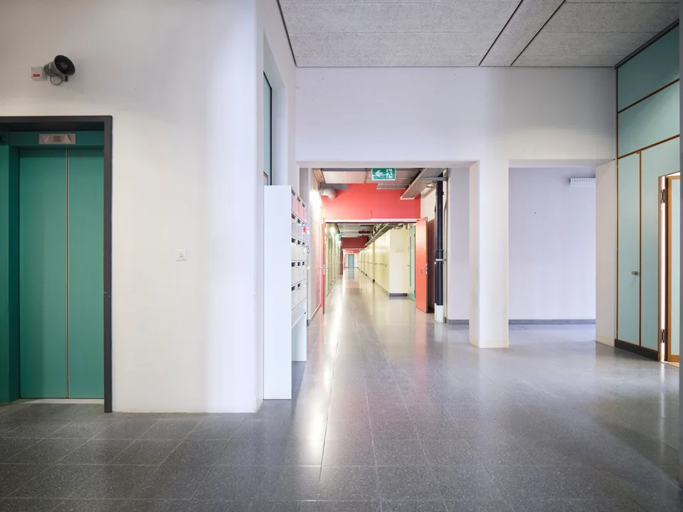 Ufficio e ricerca sulla riva del Reno