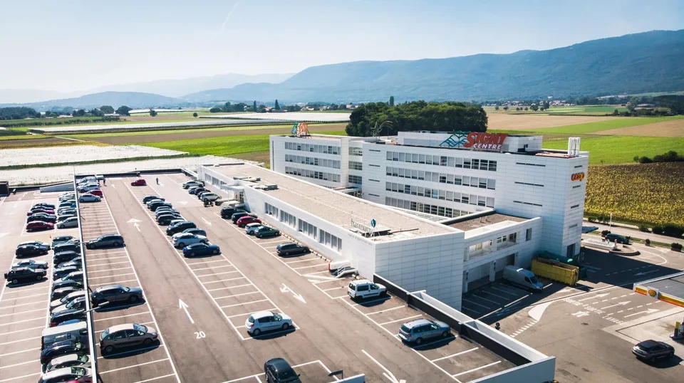 À LOUER  Bureaux modernes denviron 200 m² au cur dun centre commercial